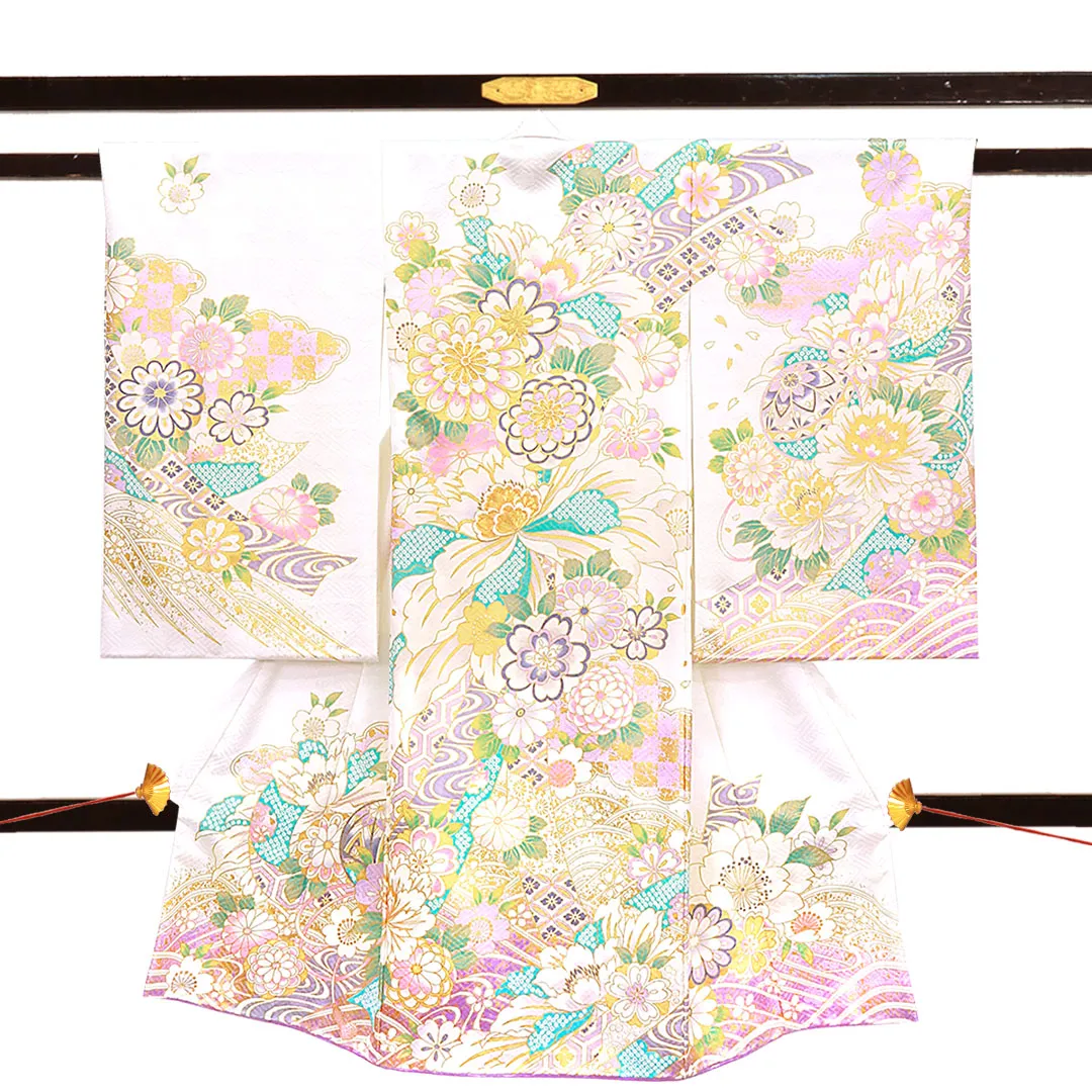 ラベンダーと白地に菊と大輪の牡丹、金の刺繍尽くしの祝い着（産着）／女児