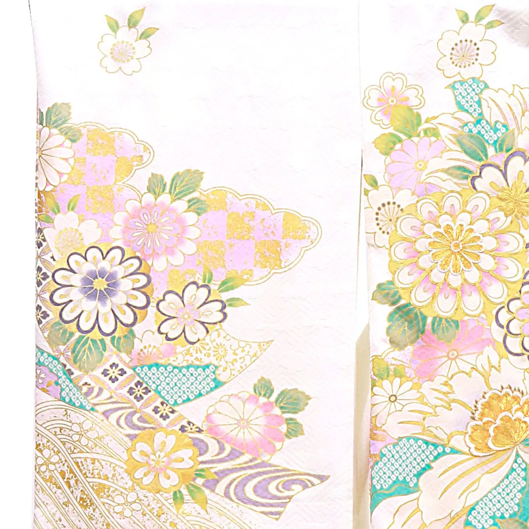 ラベンダーと白地に菊と大輪の牡丹、金の刺繍尽くしの祝い着（産着）／女児 左袖