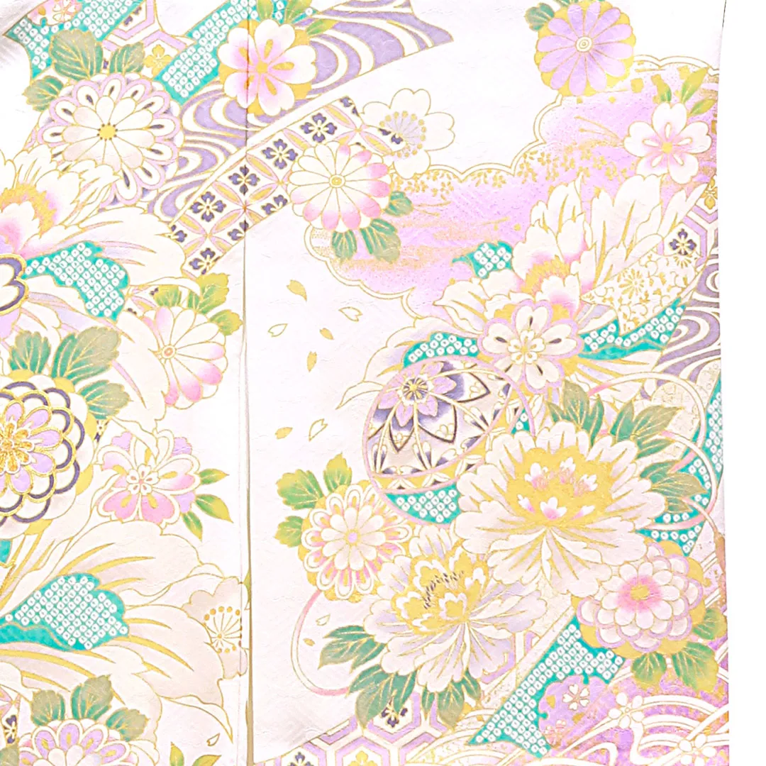 ラベンダーと白地に菊と大輪の牡丹、金の刺繍尽くしの祝い着（産着）／女児 右袖