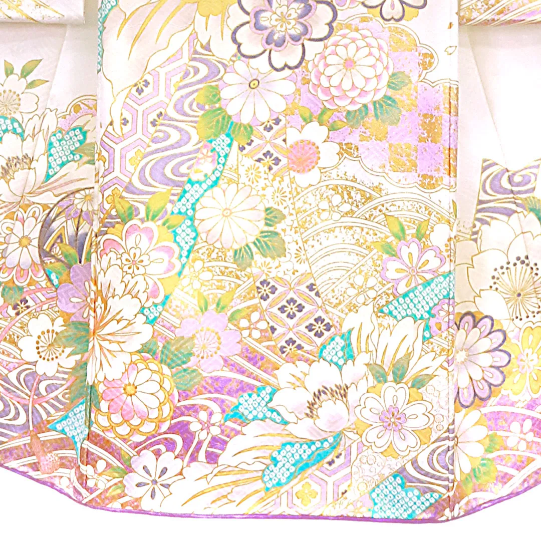 ラベンダーと白地に菊と大輪の牡丹、金の刺繍尽くしの祝い着（産着）／女児 裾模様・中央
