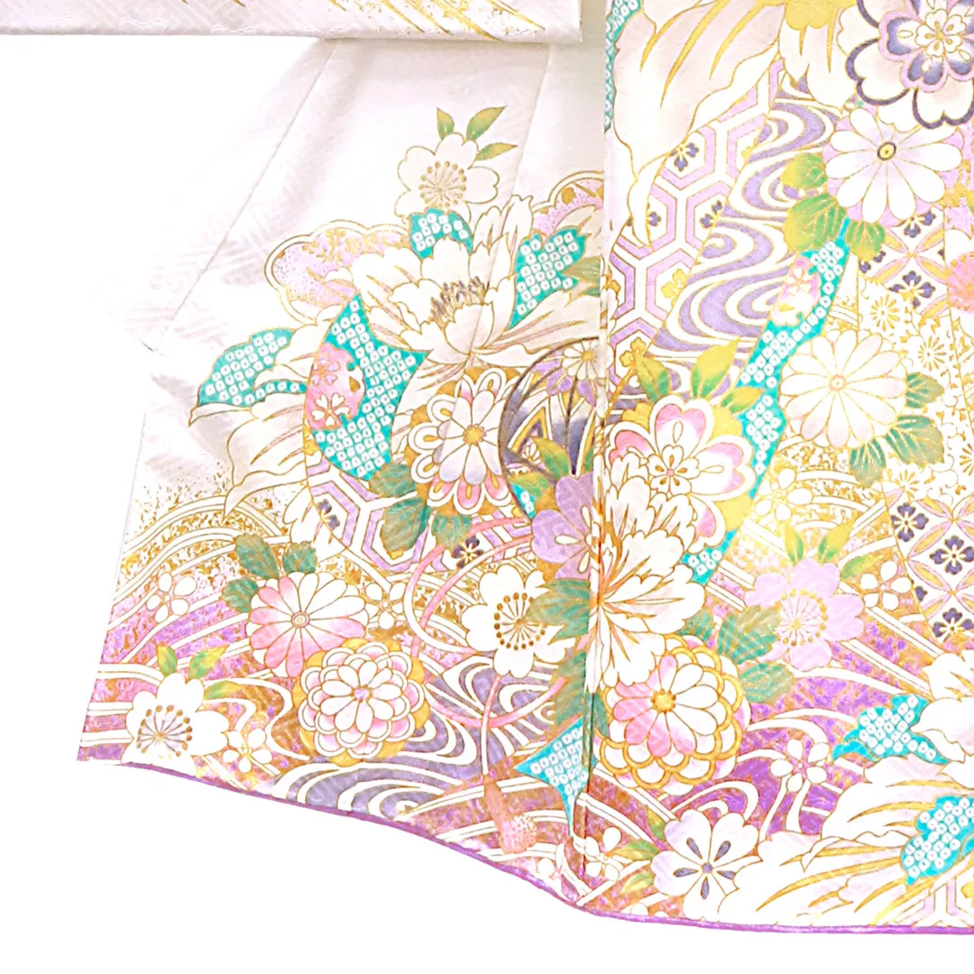 ラベンダーと白地に菊と大輪の牡丹、金の刺繍尽くしの祝い着（産着）／女児 裾模様・左