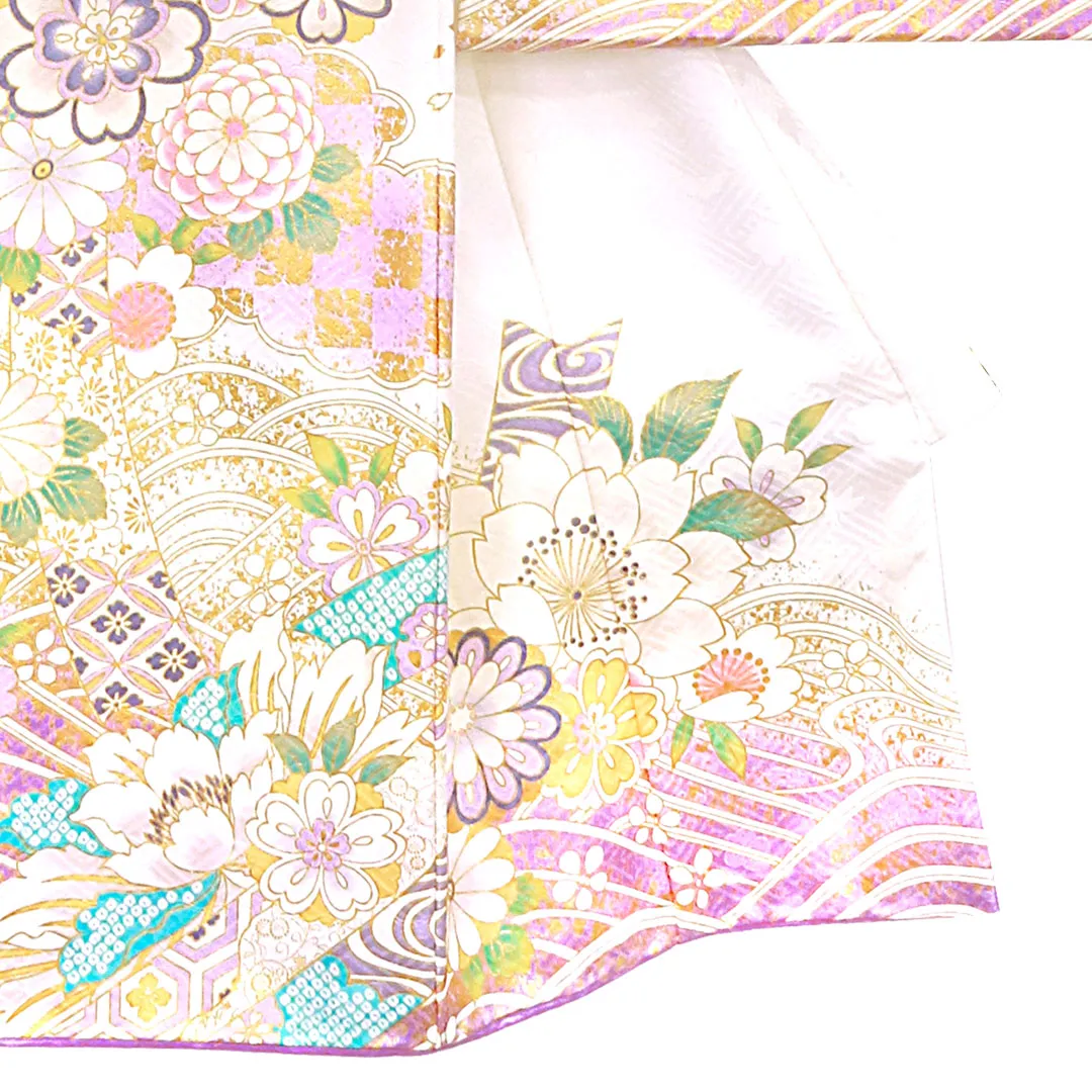 ラベンダーと白地に菊と大輪の牡丹、金の刺繍尽くしの祝い着（産着）／女児 裾模様・右