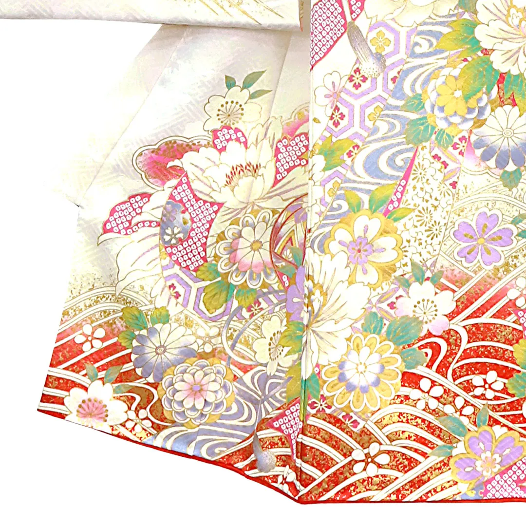赤と白地に鞠と牡丹、金の刺繍尽くしの祝い着（産着）／女児 裾模様・左