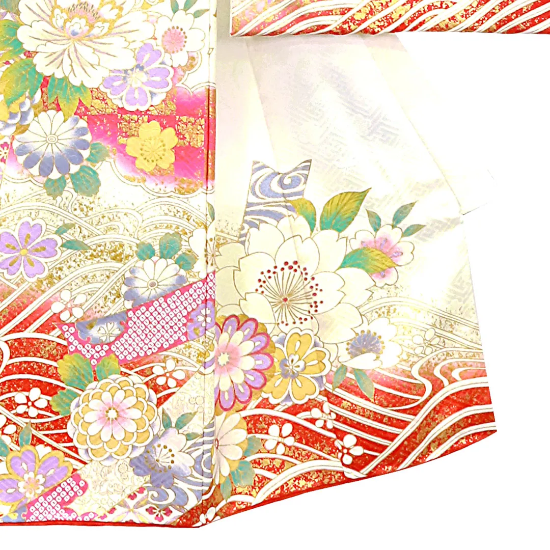 赤と白地に鞠と牡丹、金の刺繍尽くしの祝い着（産着）／女児 裾模様・右