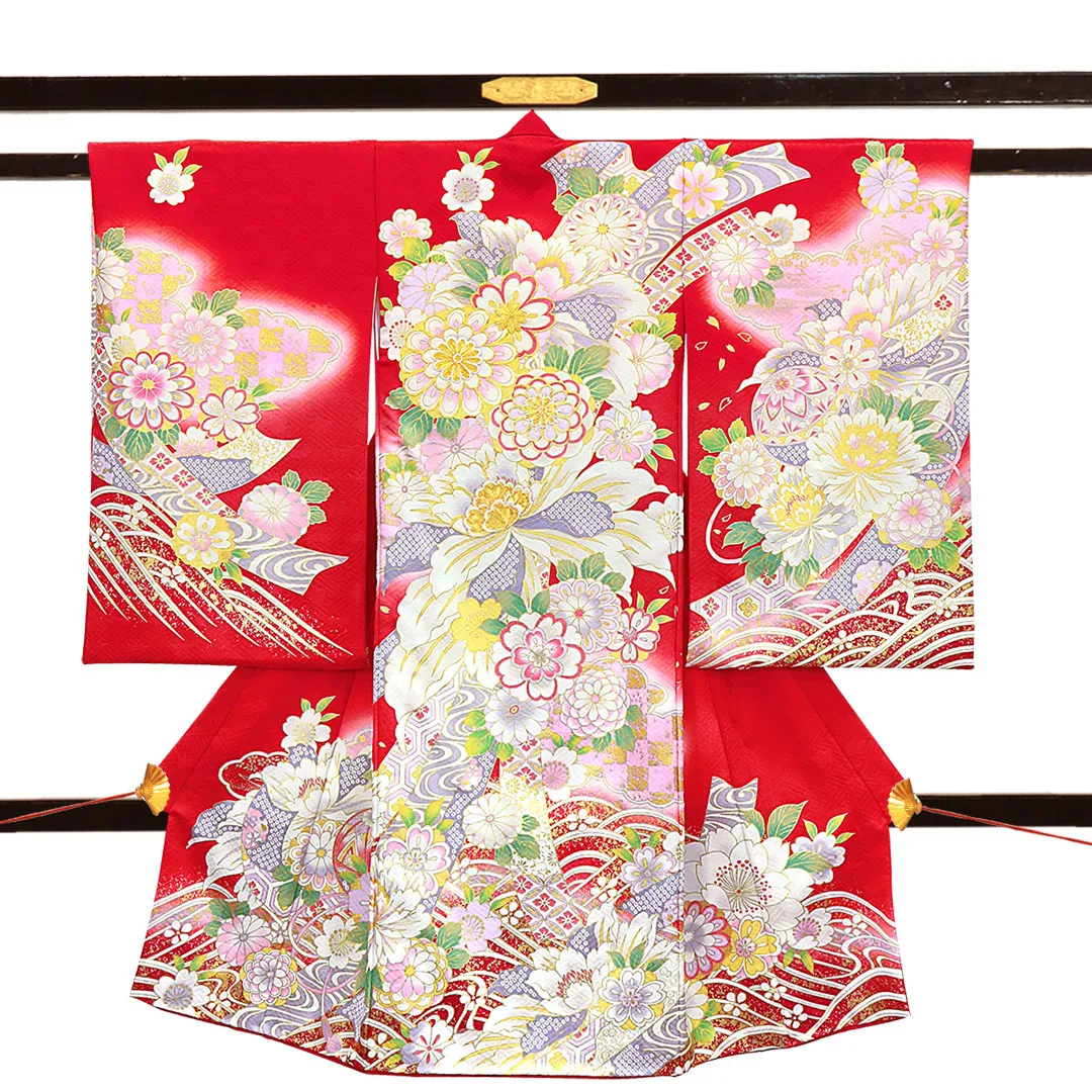 赤地に菊と大輪の牡丹、金の刺繍尽くしの祝い着（産着）／女児