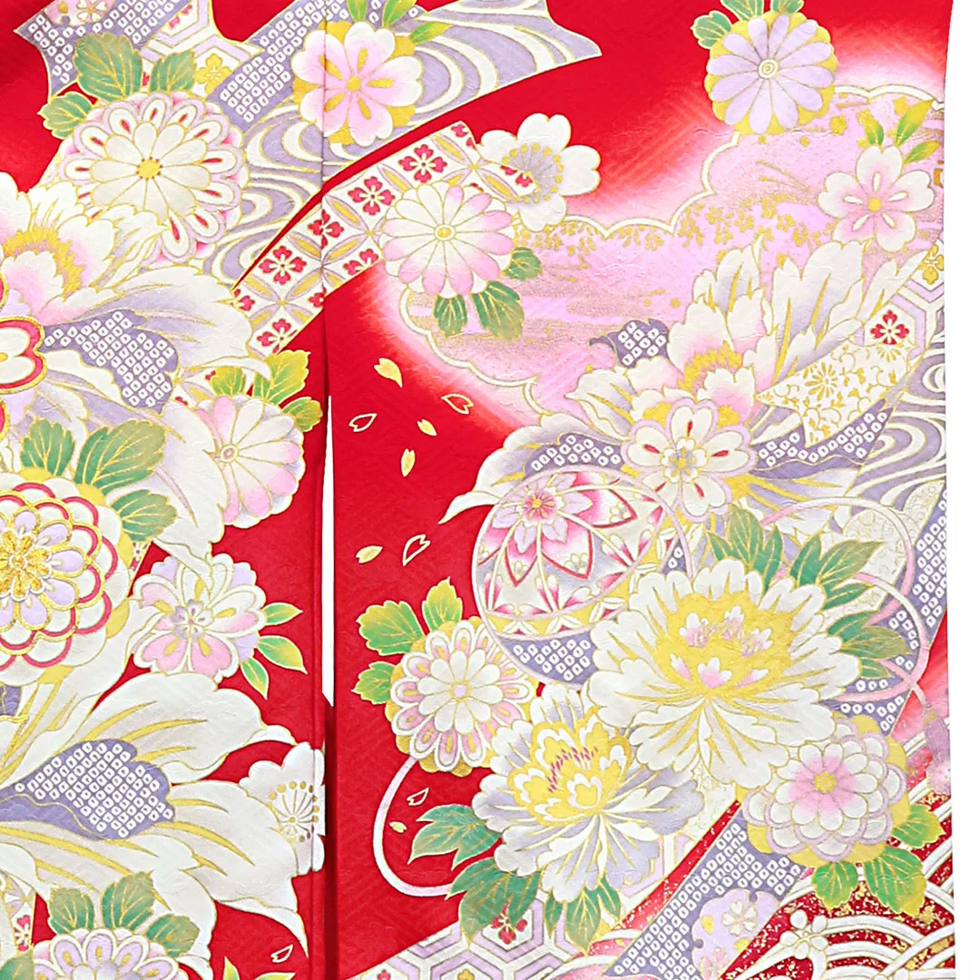 赤地に菊と大輪の牡丹、金の刺繍尽くしの祝い着（産着）／女児 右袖