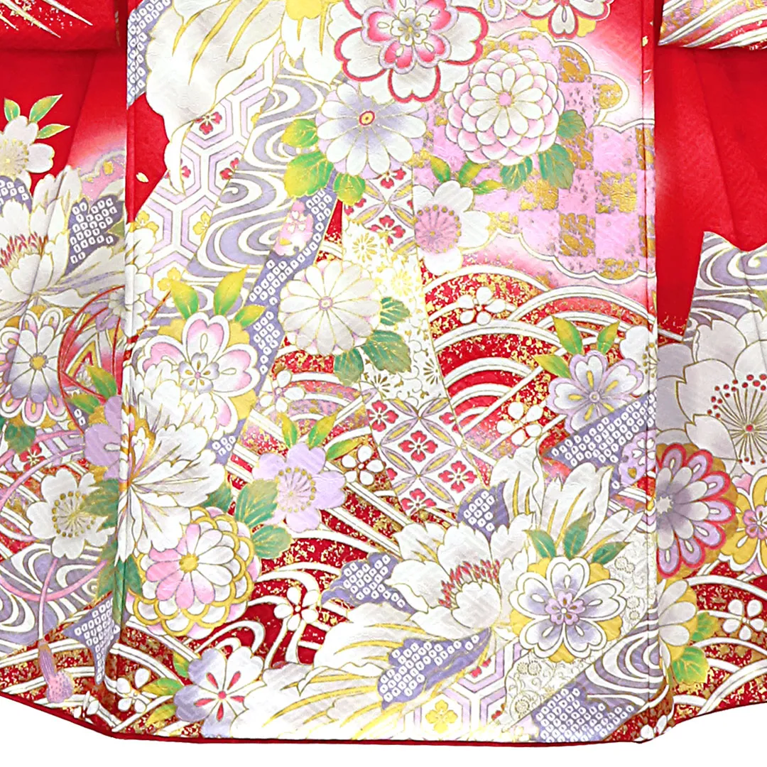 赤地に菊と大輪の牡丹、金の刺繍尽くしの祝い着（産着）／女児 裾模様・中央