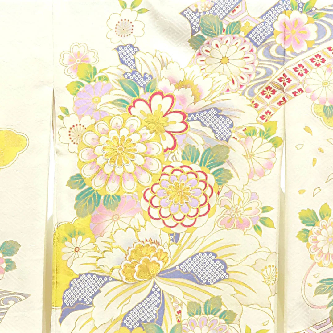 白と黄色地に菊と大輪の牡丹、金の刺繍尽くしの祝い着（産着）／女児 背守り