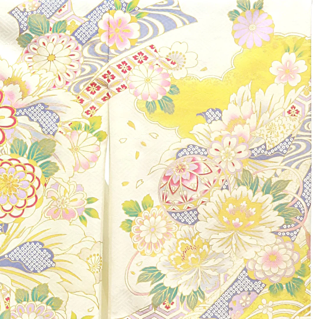 白と黄色地に菊と大輪の牡丹、金の刺繍尽くしの祝い着（産着）／女児 右袖