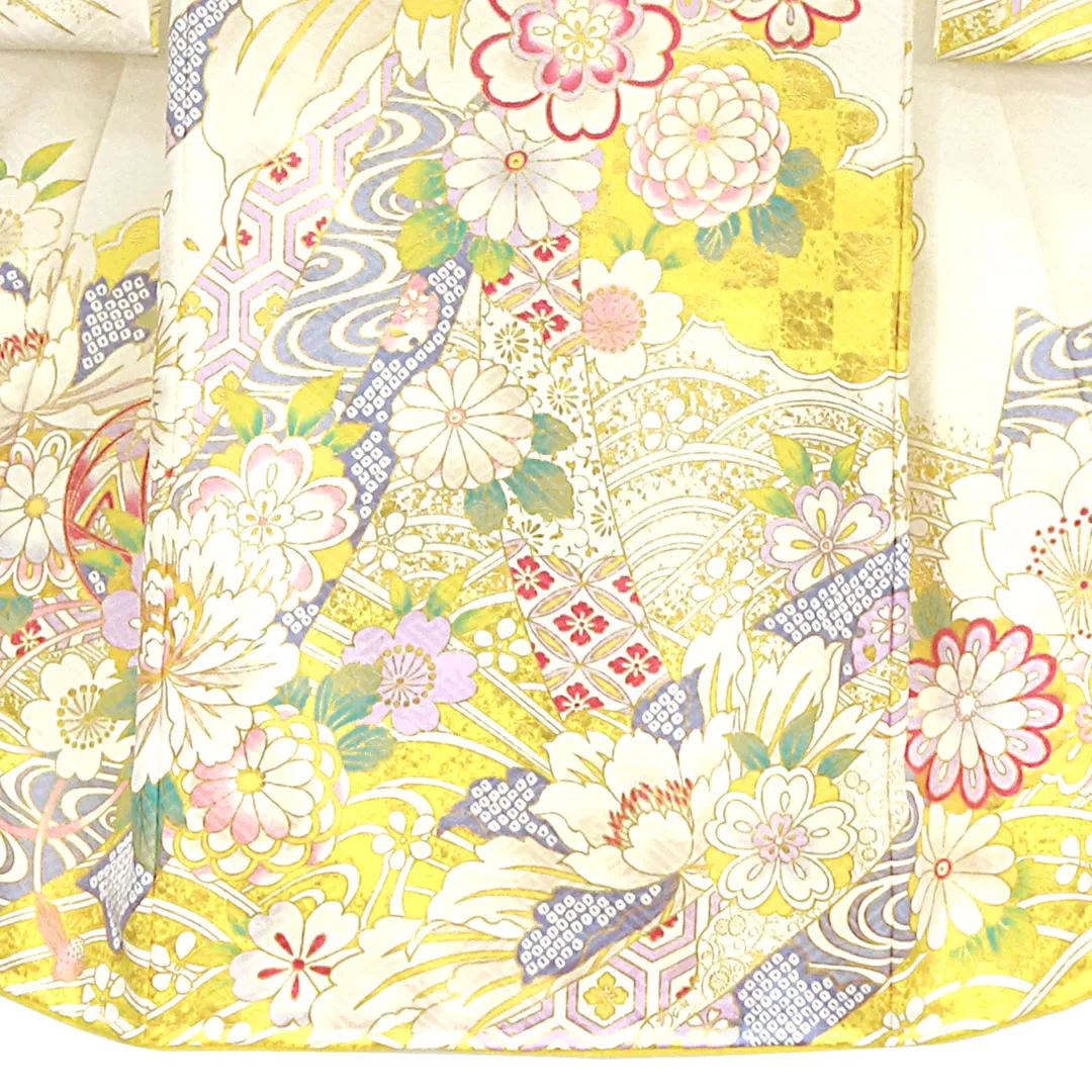 白と黄色地に菊と大輪の牡丹、金の刺繍尽くしの祝い着（産着）／女児 裾模様・中央