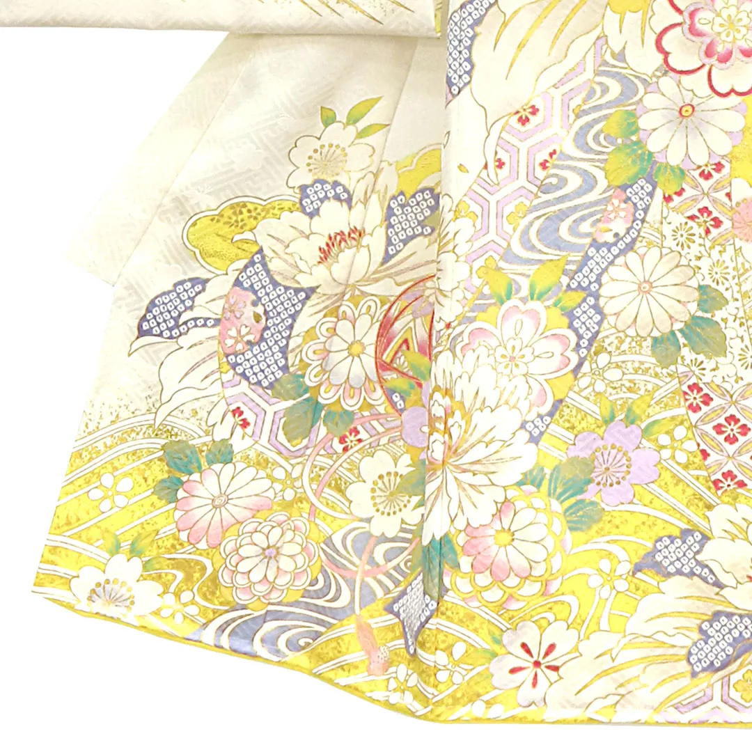 白と黄色地に菊と大輪の牡丹、金の刺繍尽くしの祝い着（産着）／女児 裾模様・左