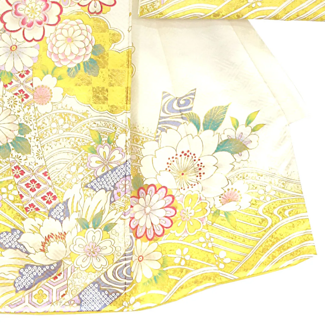白と黄色地に菊と大輪の牡丹、金の刺繍尽くしの祝い着（産着）／女児 裾模様・右