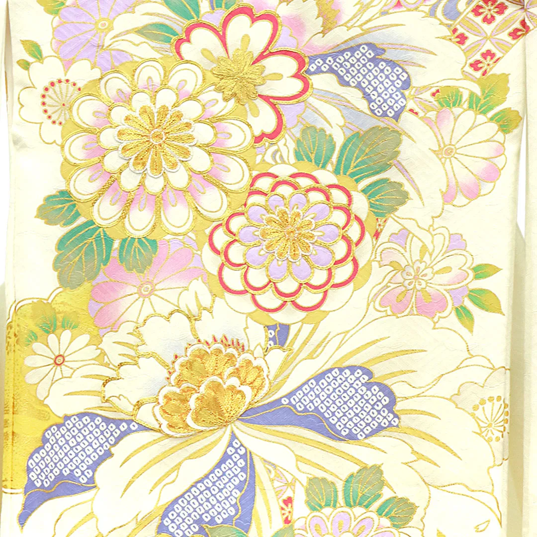 白と黄色地に菊と大輪の牡丹、金の刺繍尽くしの祝い着（産着）／女児 背守り・アップ