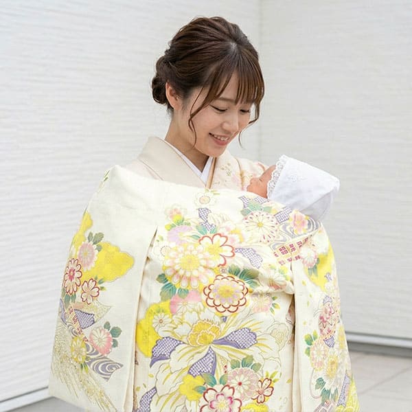 お宮参り産着／白と黄色地に菊と大輪の牡丹、金の刺繍尽くしの祝い着／女児