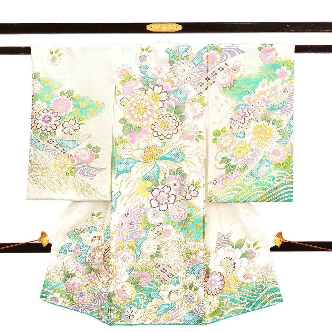 白と水色地に菊と大輪の牡丹、金の刺繍尽くしの祝い着（産着）／女児