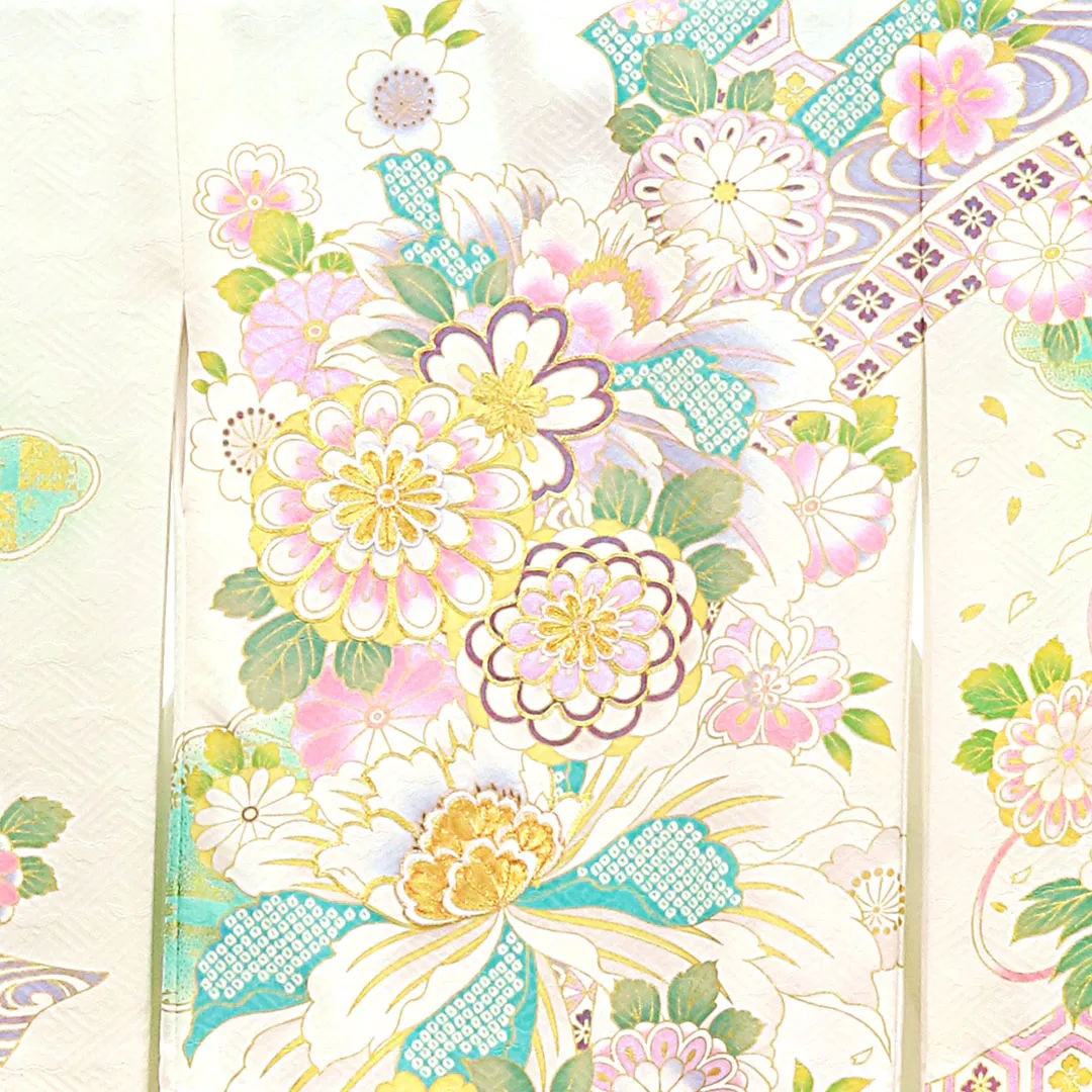 白と水色地に菊と大輪の牡丹、金の刺繍尽くしの祝い着（産着）／女児 背守り