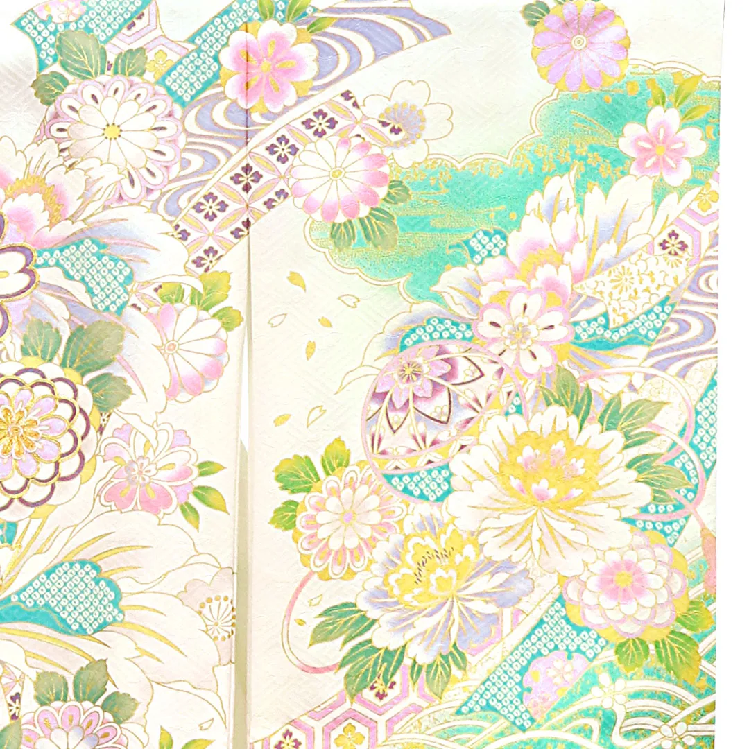 白と水色地に菊と大輪の牡丹、金の刺繍尽くしの祝い着（産着）／女児 右袖