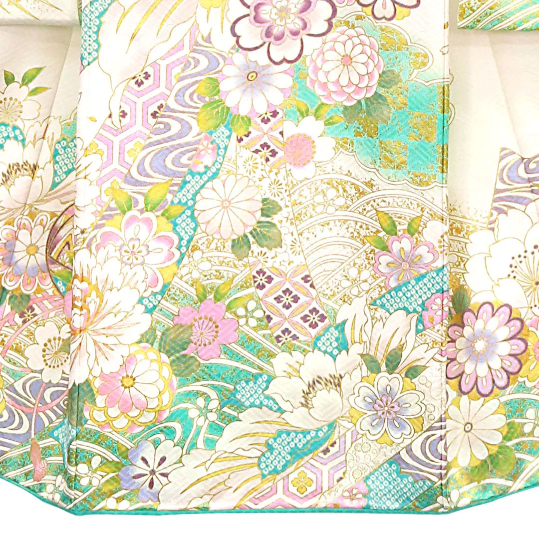 白と水色地に菊と大輪の牡丹、金の刺繍尽くしの祝い着（産着）／女児 裾模様・中央