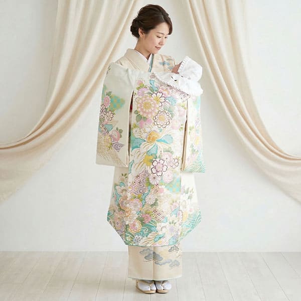 お宮参り産着／白と水色地に菊と大輪の牡丹、金の刺繍尽くしの祝い着／女児