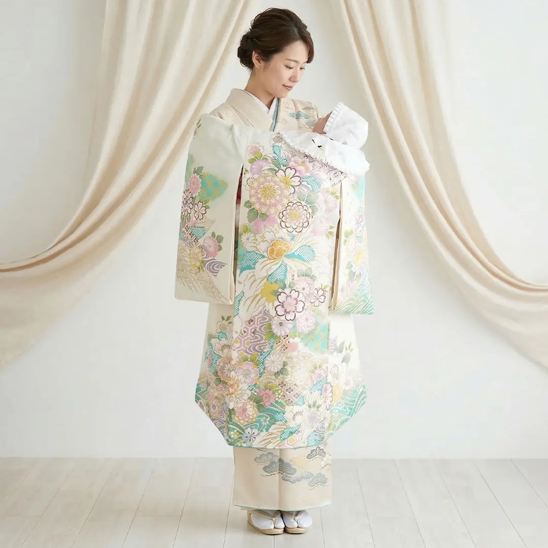 お宮参り産着レンタル／白と水色地に菊と大輪の牡丹、金の刺繍尽くしの