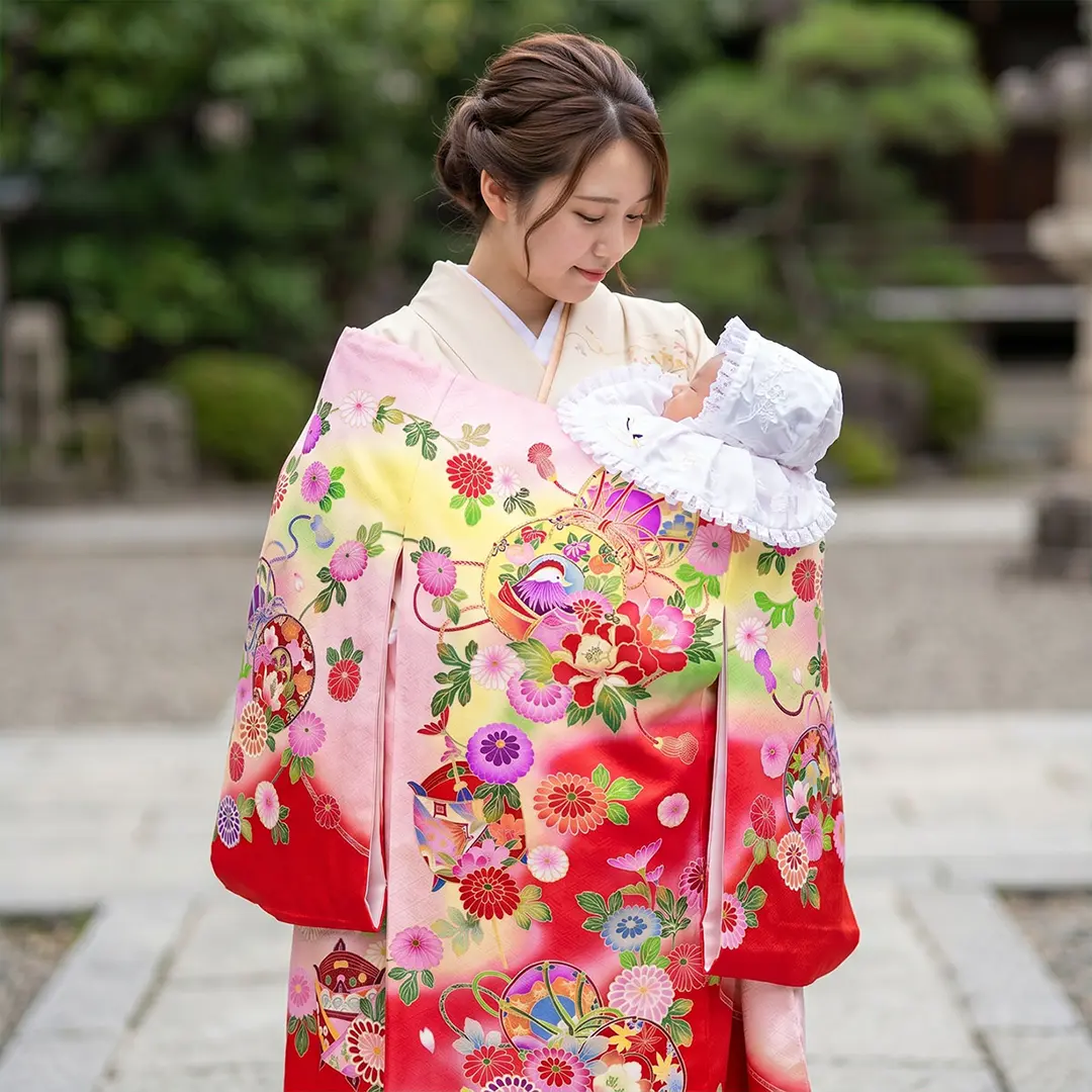 お宮参り産着／ピンク地に花鼓と糸巻、菊の祝い着／女児／着用イメージ