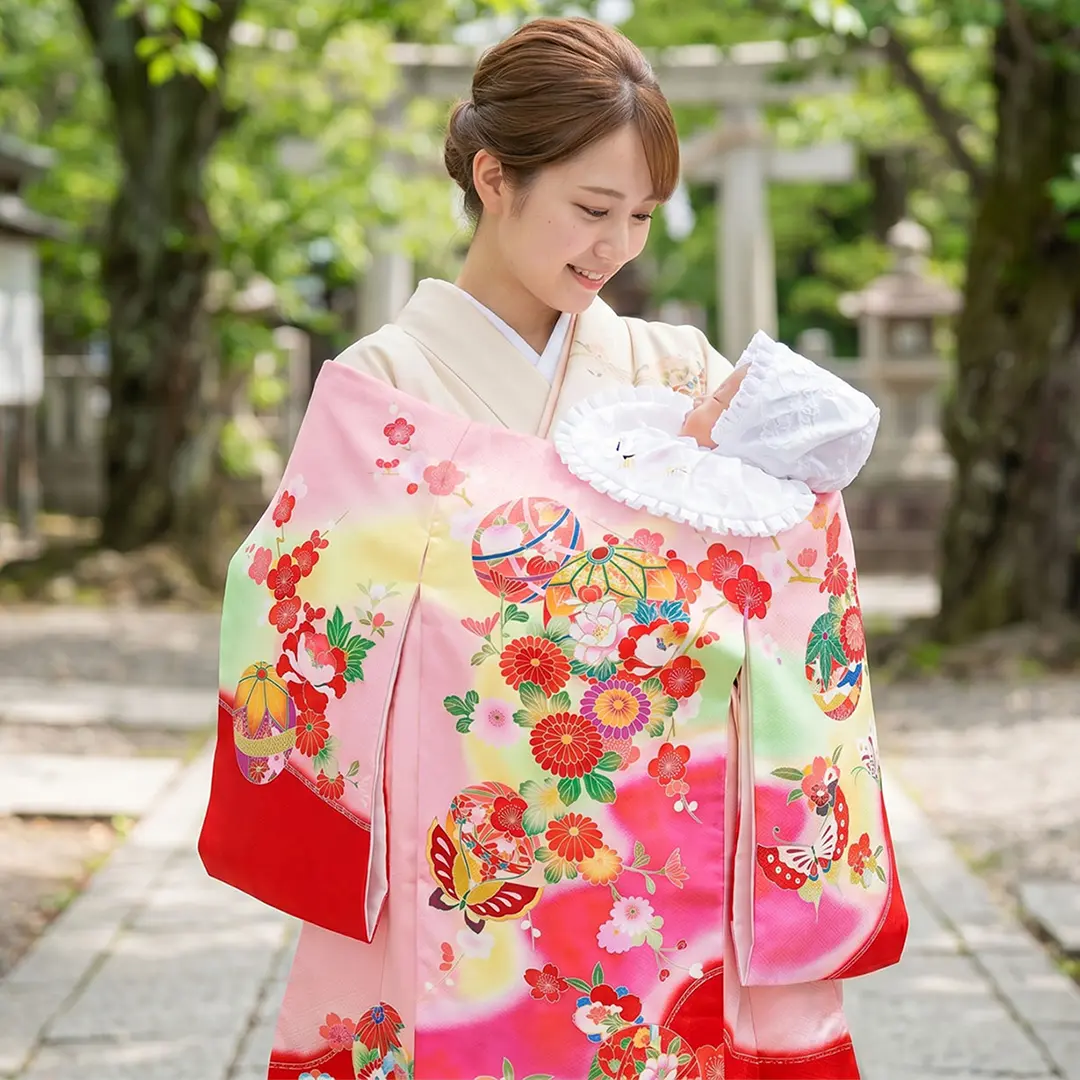 ピンク地に鞠と蝶、四季花の祝い着（産着）／女児／着用イメージ