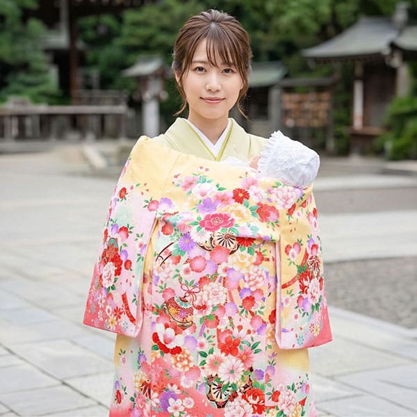 お宮参り産着／<藤> 薄黄色地に花車と鼓の祝い着／女児