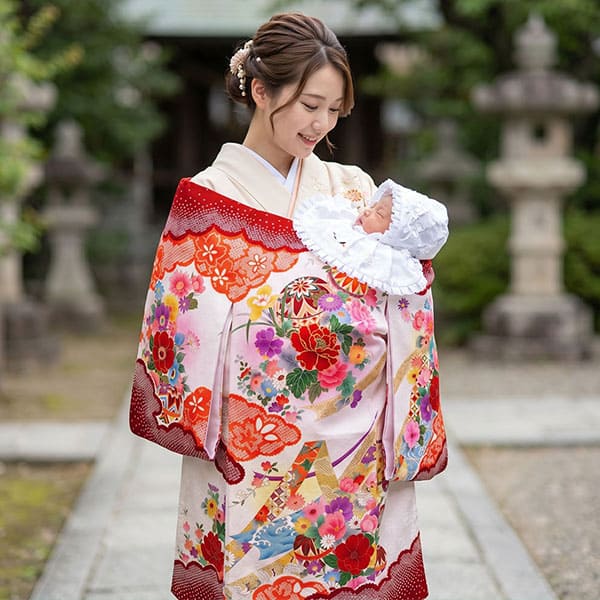 白と赤地に鞠と雲取りの疋田（ひった）柄の祝い着（産着）／女児