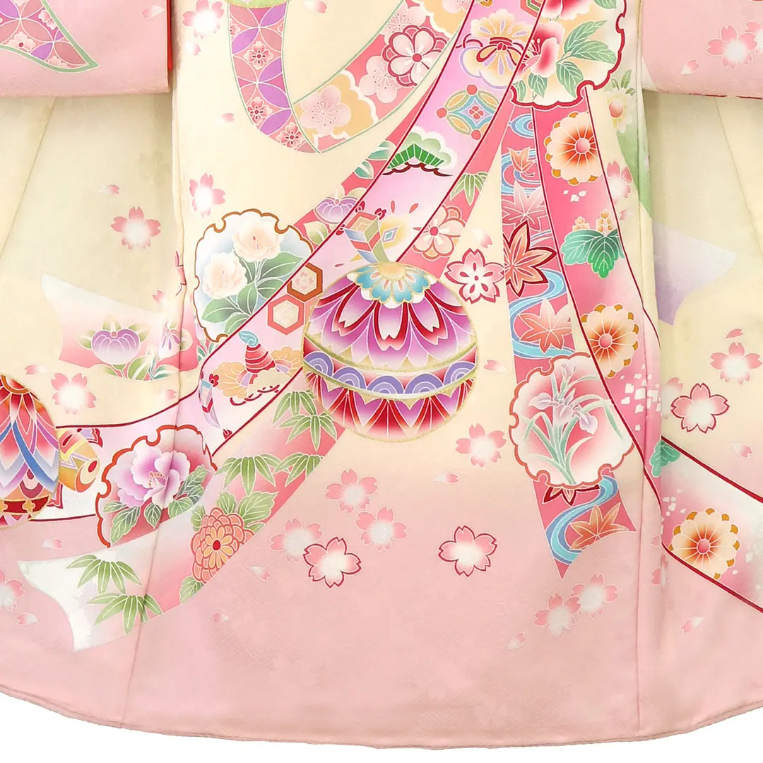 お宮参り産着／クリーム色に束ね熨斗、鞠と雪輪の祝い着／女児／裾中央詳細