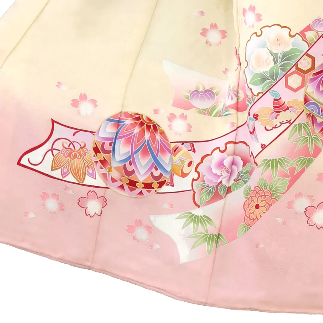 お宮参り産着／クリーム色に束ね熨斗、鞠と雪輪の祝い着／女児／左裾詳細