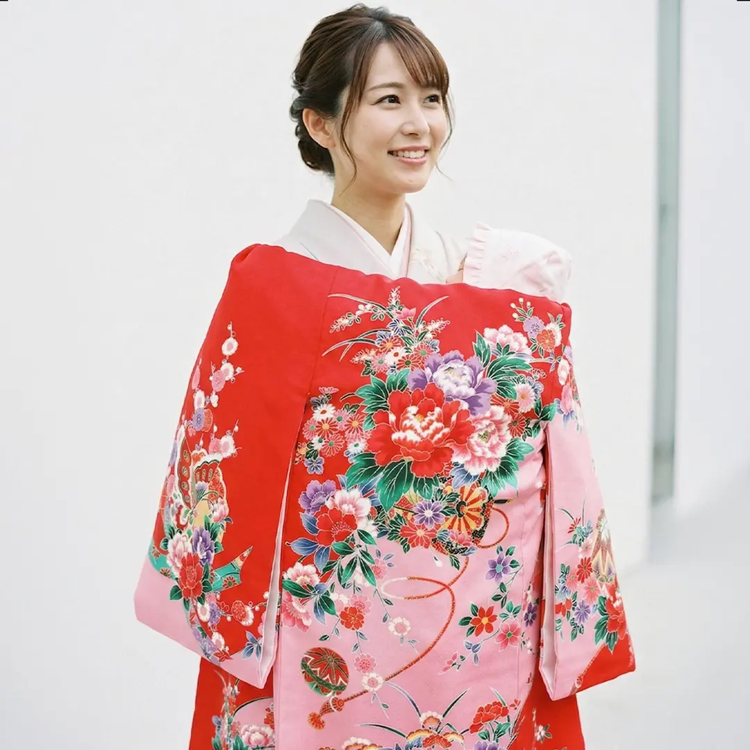 お宮参り産着／赤地に牡丹と花車、鞠の祝い着／女児（ポリエステル）