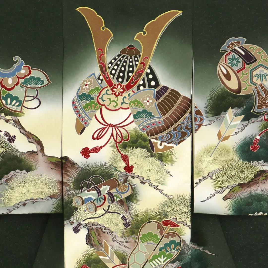 濃抹茶地に兜と軍配に松の祝い着（産着）／男児／背中詳細