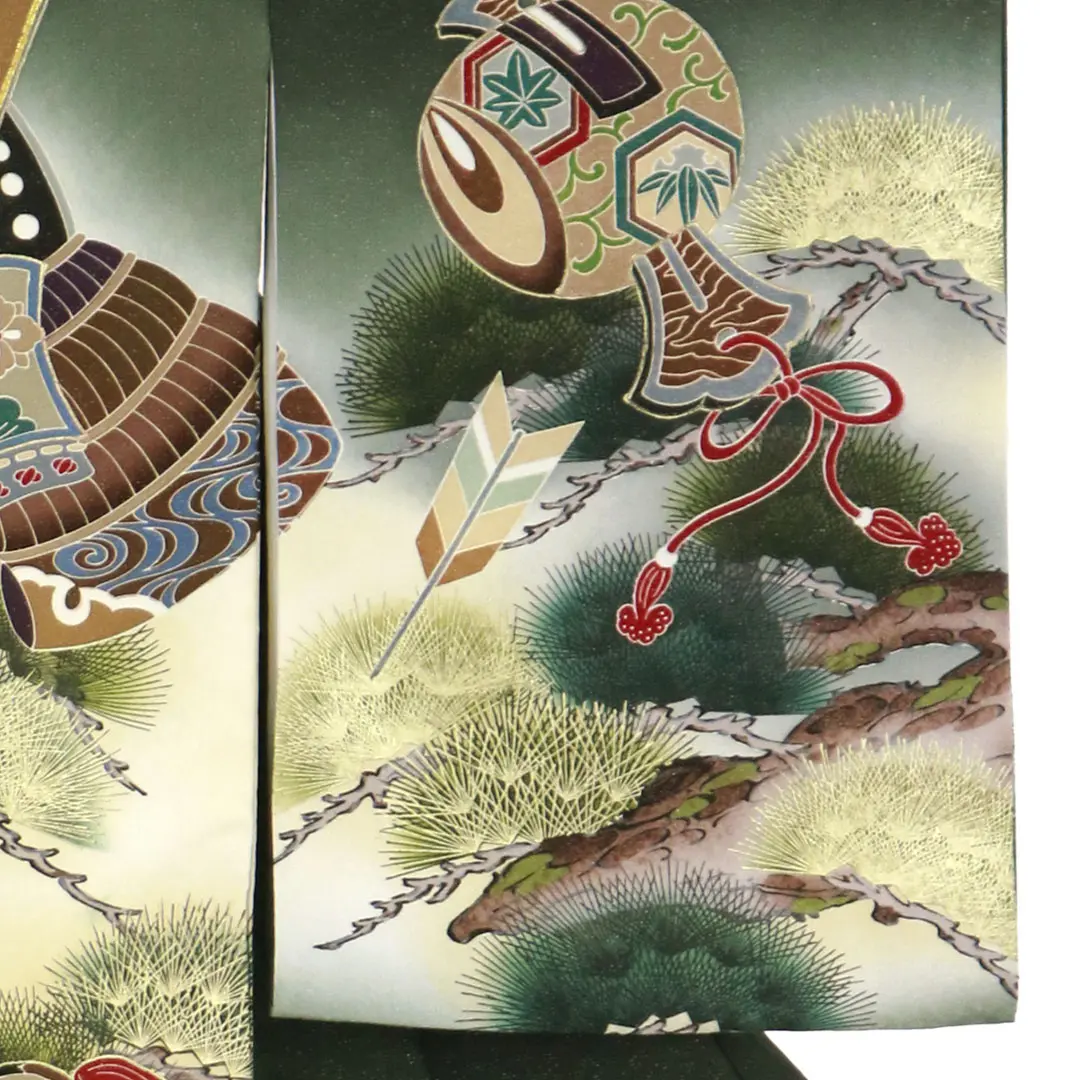 お宮参り産着／濃抹茶地に兜と軍配に松の祝い着／男児／右袖詳細