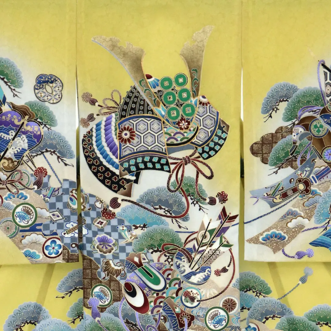 黄色地に兜や軍配の祝い着（産着）／男児／背中詳細