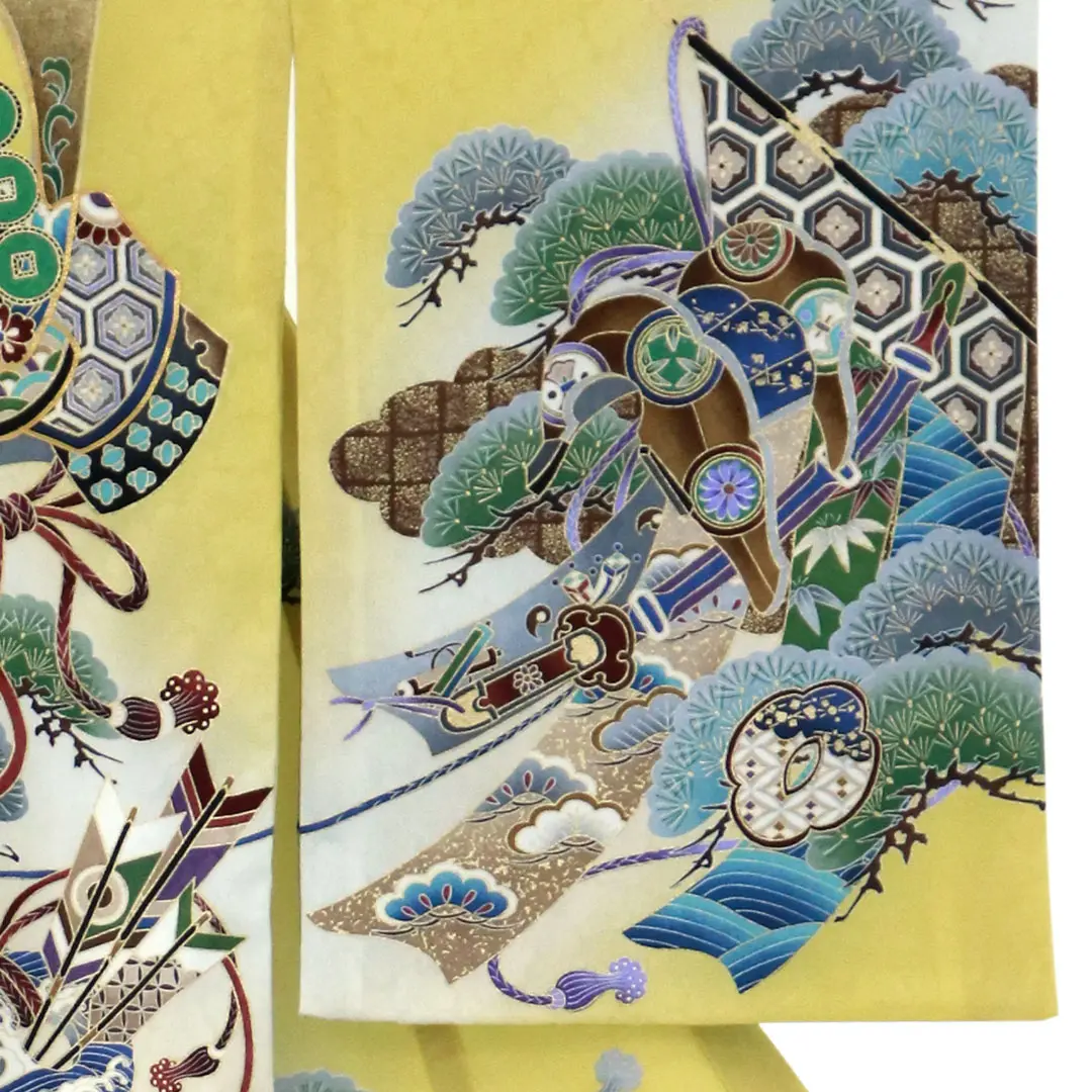 お宮参り産着／黄色地に兜や軍配の祝い着／男児／右袖詳細