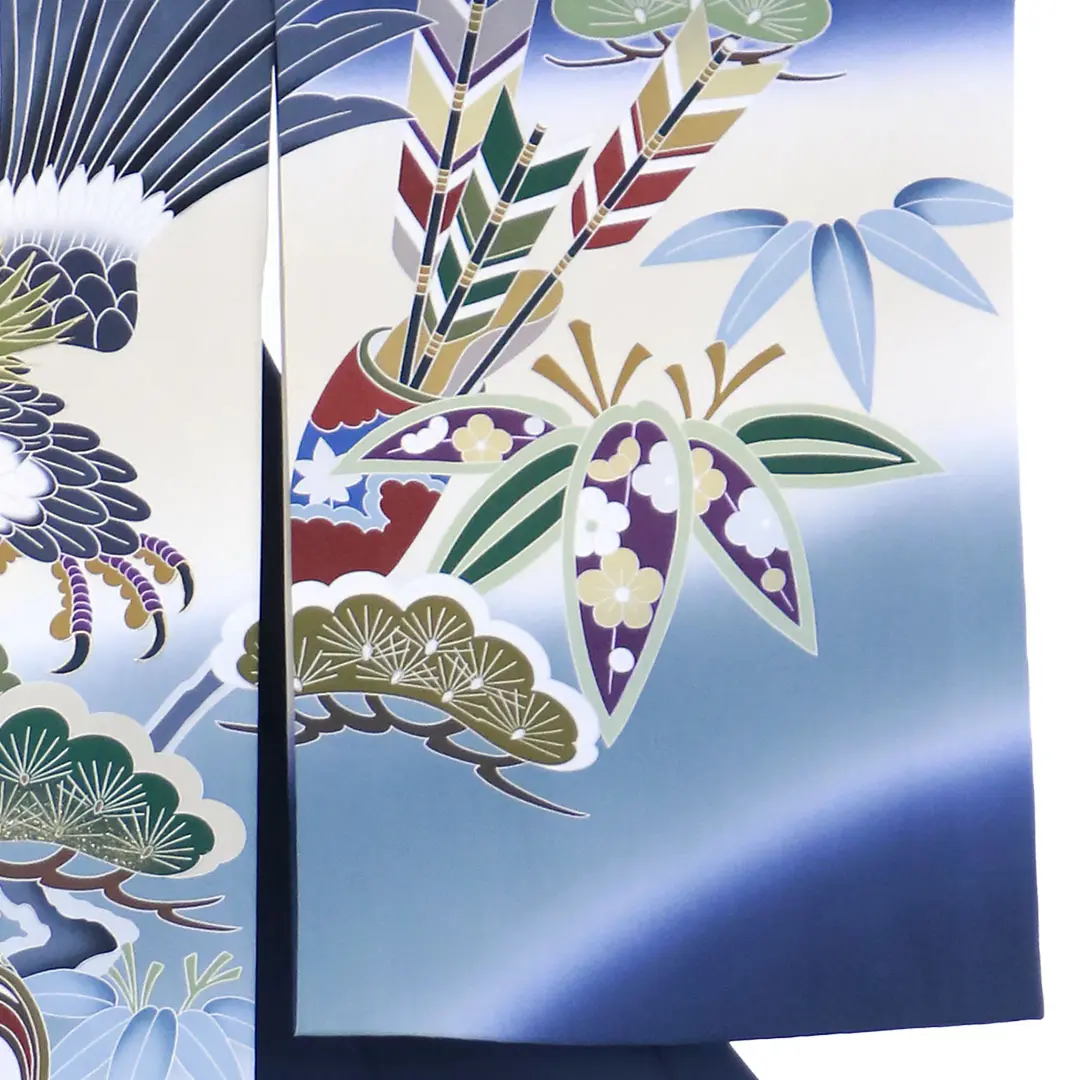 お宮参り産着／紺地に鷹や巻物の祝い着／男児／右袖詳細