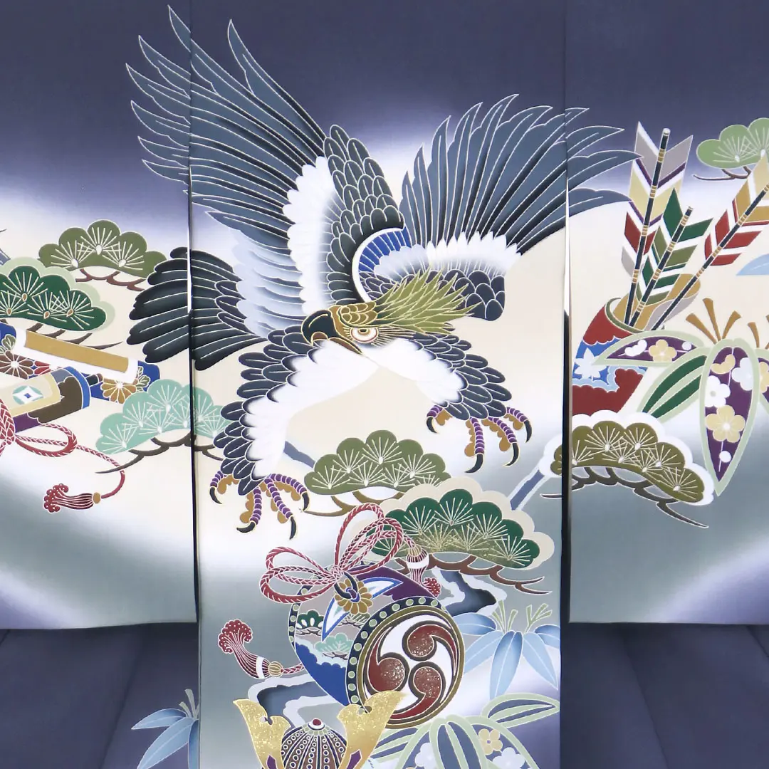 お宮参り産着／青褐（あおかち）色に鷹や巻物の祝い着／男児／背中詳細