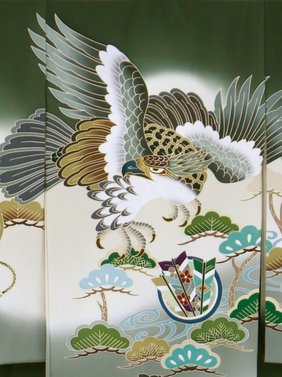 濃い抹茶地に鷹や小槌の祝い着（産着）／男児