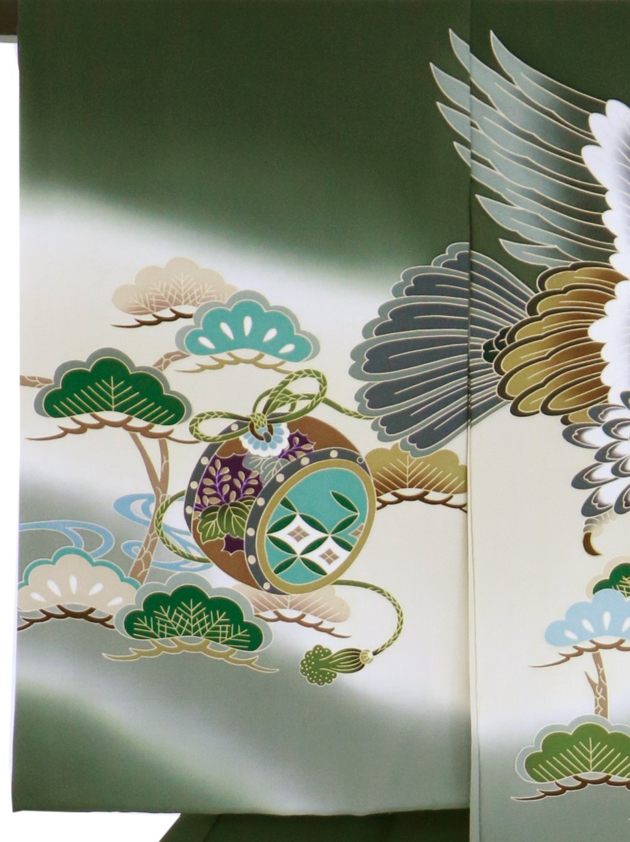 濃い抹茶地に鷹や小槌の祝い着（産着）／男児