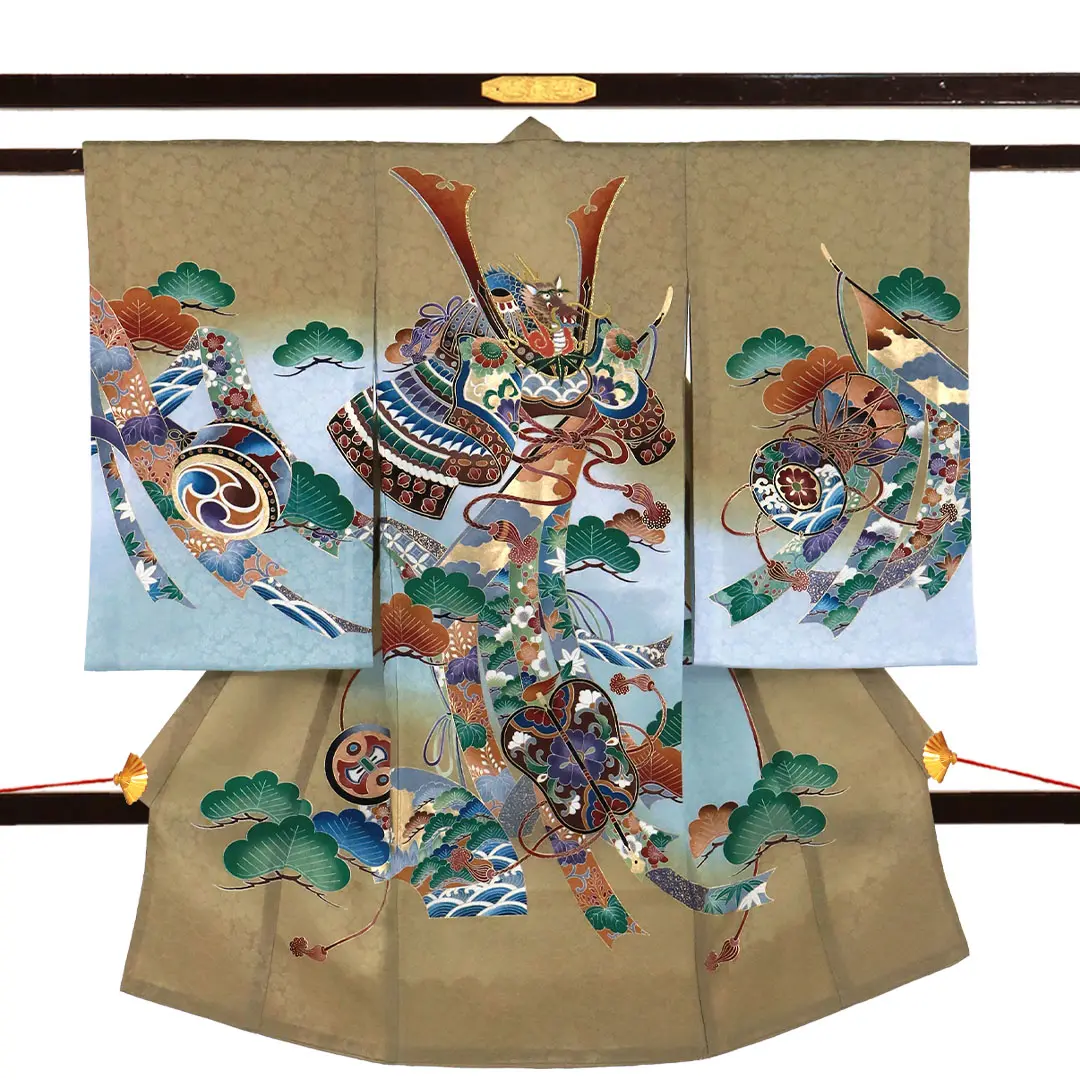 お宮参り産着／榛色（はしばみいろ）に兜の祝い着／男児
