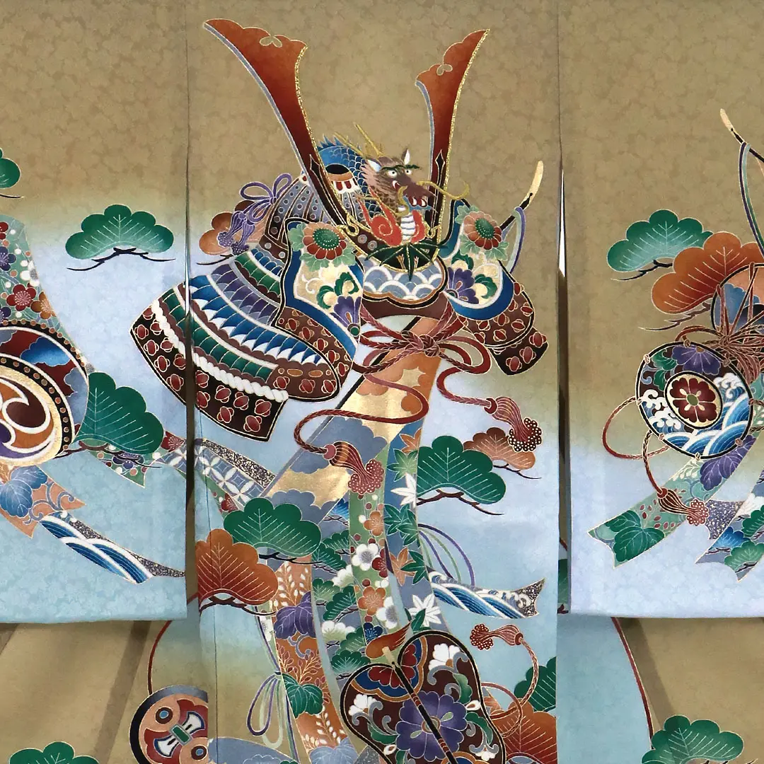 お宮参り産着／榛色（はしばみいろ）に兜の祝い着／男児／背中詳細