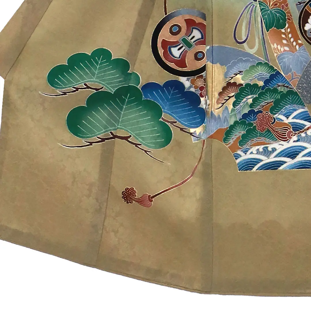 お宮参り産着／榛色（はしばみいろ）に兜の祝い着／男児