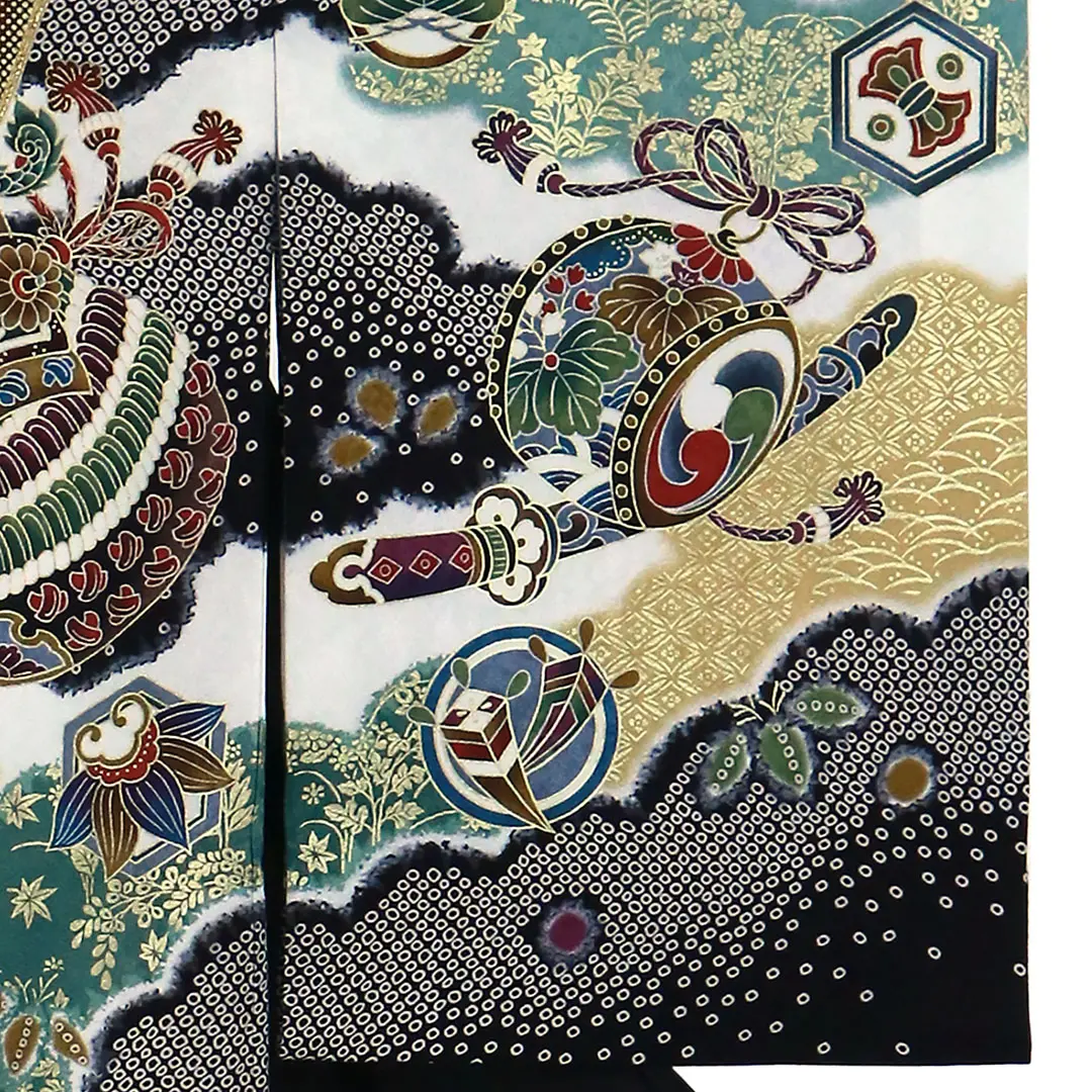 お宮参り産着／黒地に疋田（ひった）柄、兜の祝い着／男児／右袖詳細