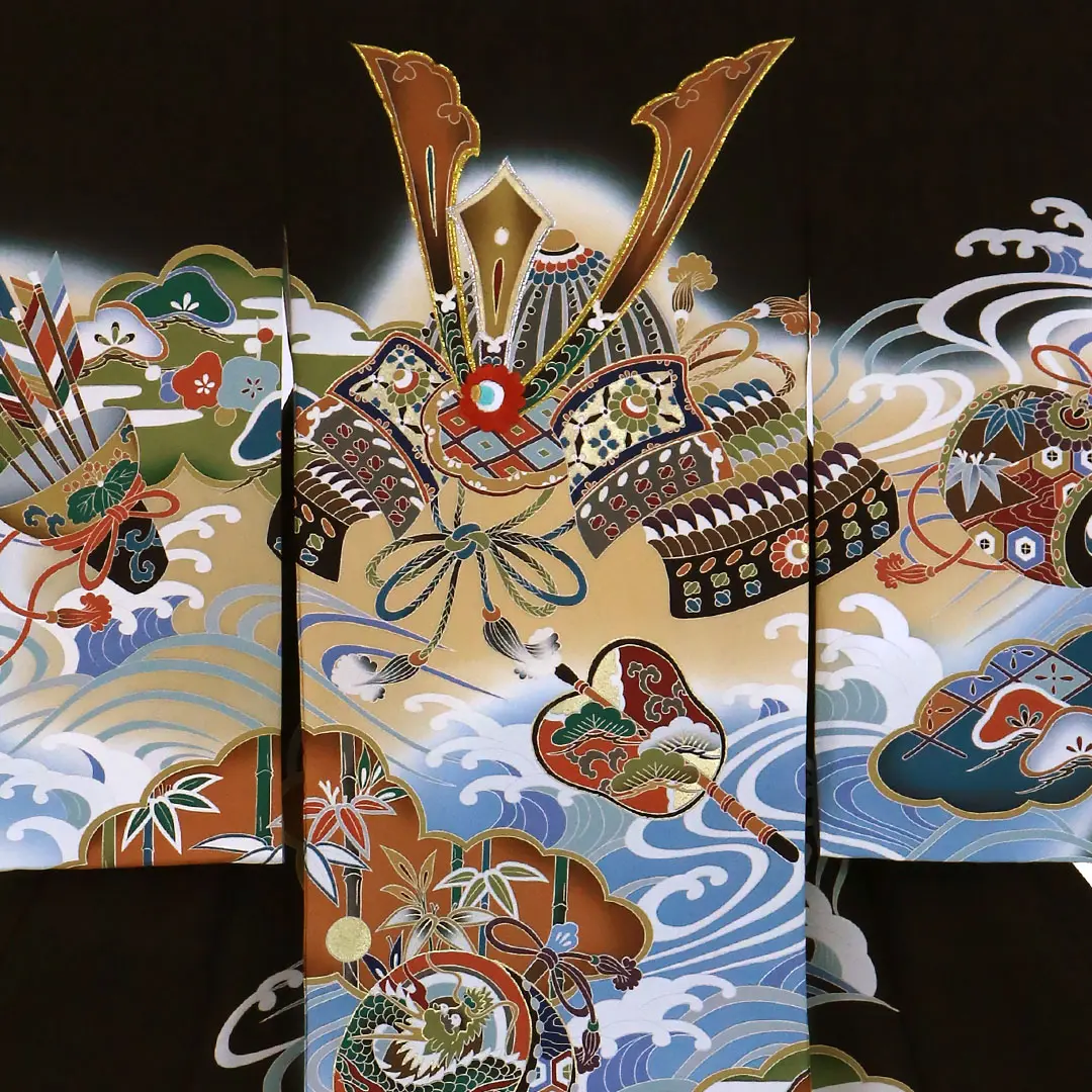 お宮参り産着／黒地に兜と波、吉祥文様の祝い着／男児／背中詳細