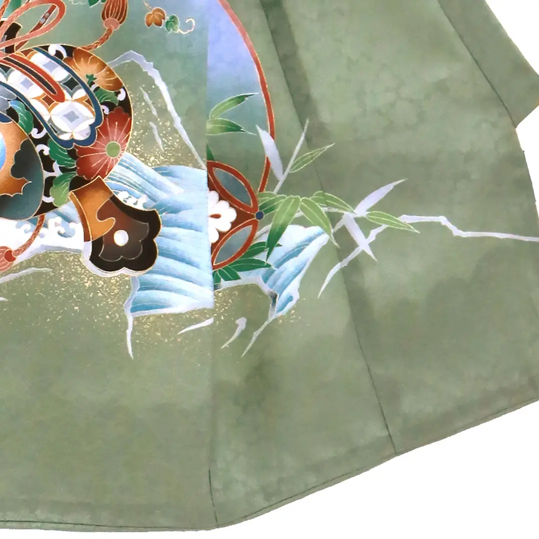 お宮参り産着／薄抹茶色に鷹の祝い着／男児／右裾詳細