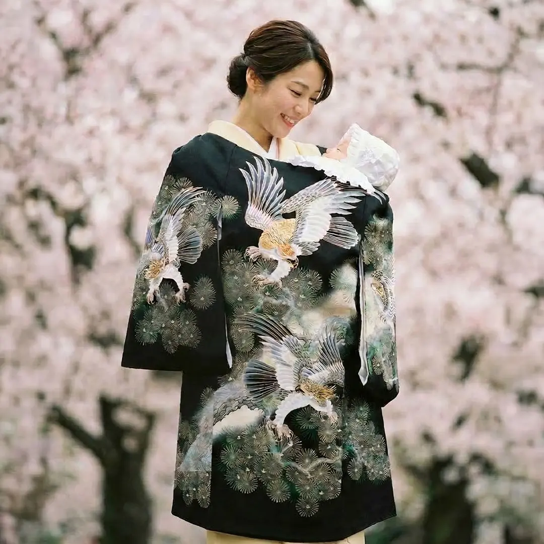 お宮参り産着／黒地に四羽の鷹と松の祝い着／男児／着用イメージ