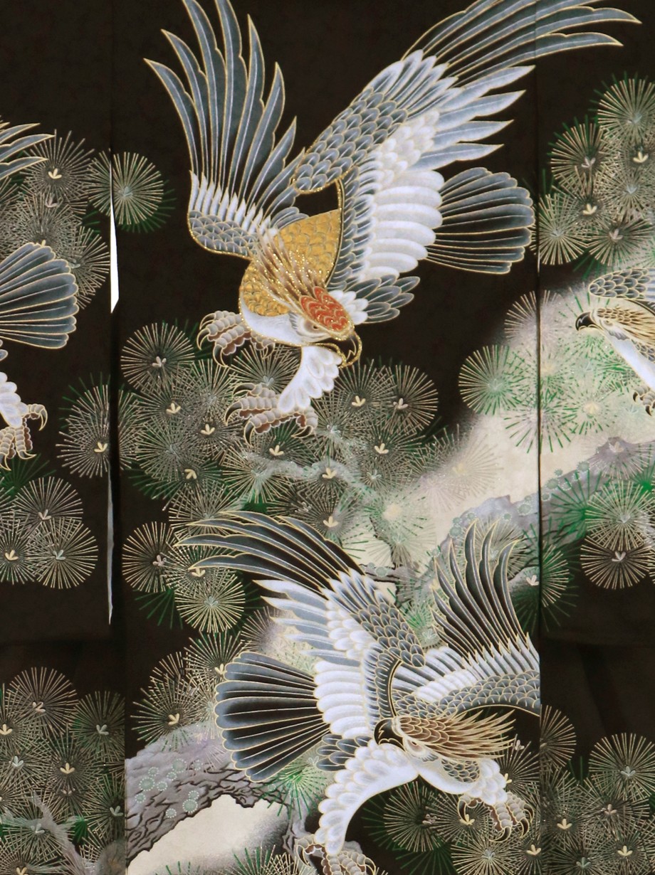 お宮参り産着／黒地に四羽の鷹と松の祝い着／男児／背中の柄詳細