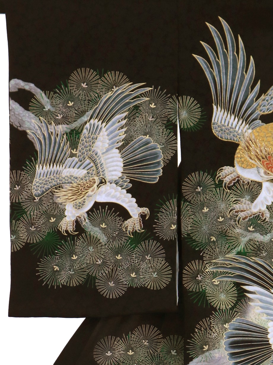 お宮参り産着／黒地に四羽の鷹と松の祝い着／男児／右袖詳細