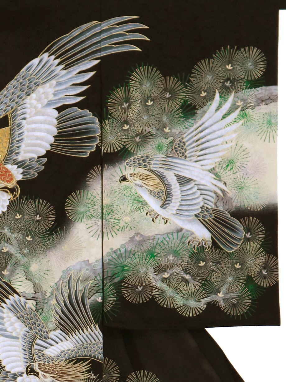 お宮参り産着／黒地に四羽の鷹と松の祝い着／男児／左袖詳細