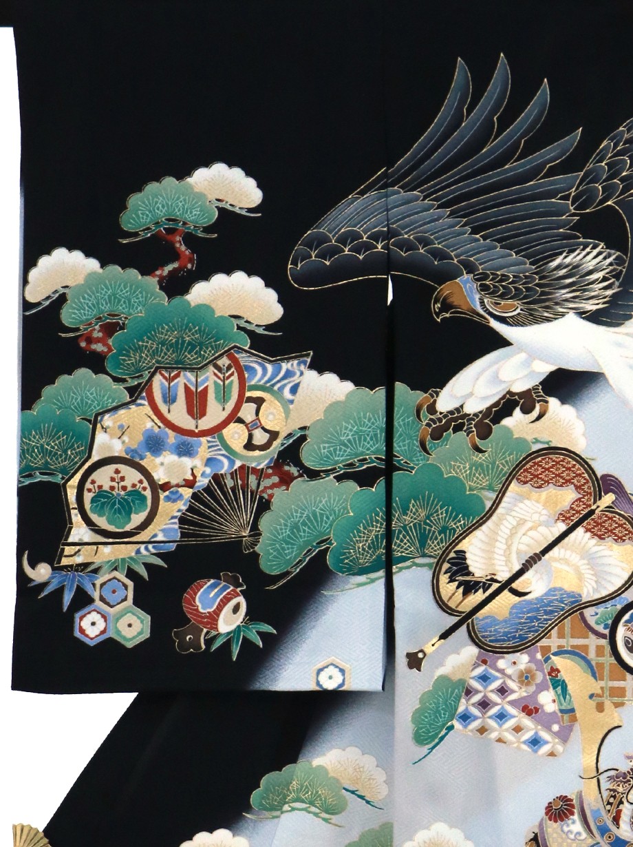 黒地に鷹と兜、軍配の祝い着（産着）／男児